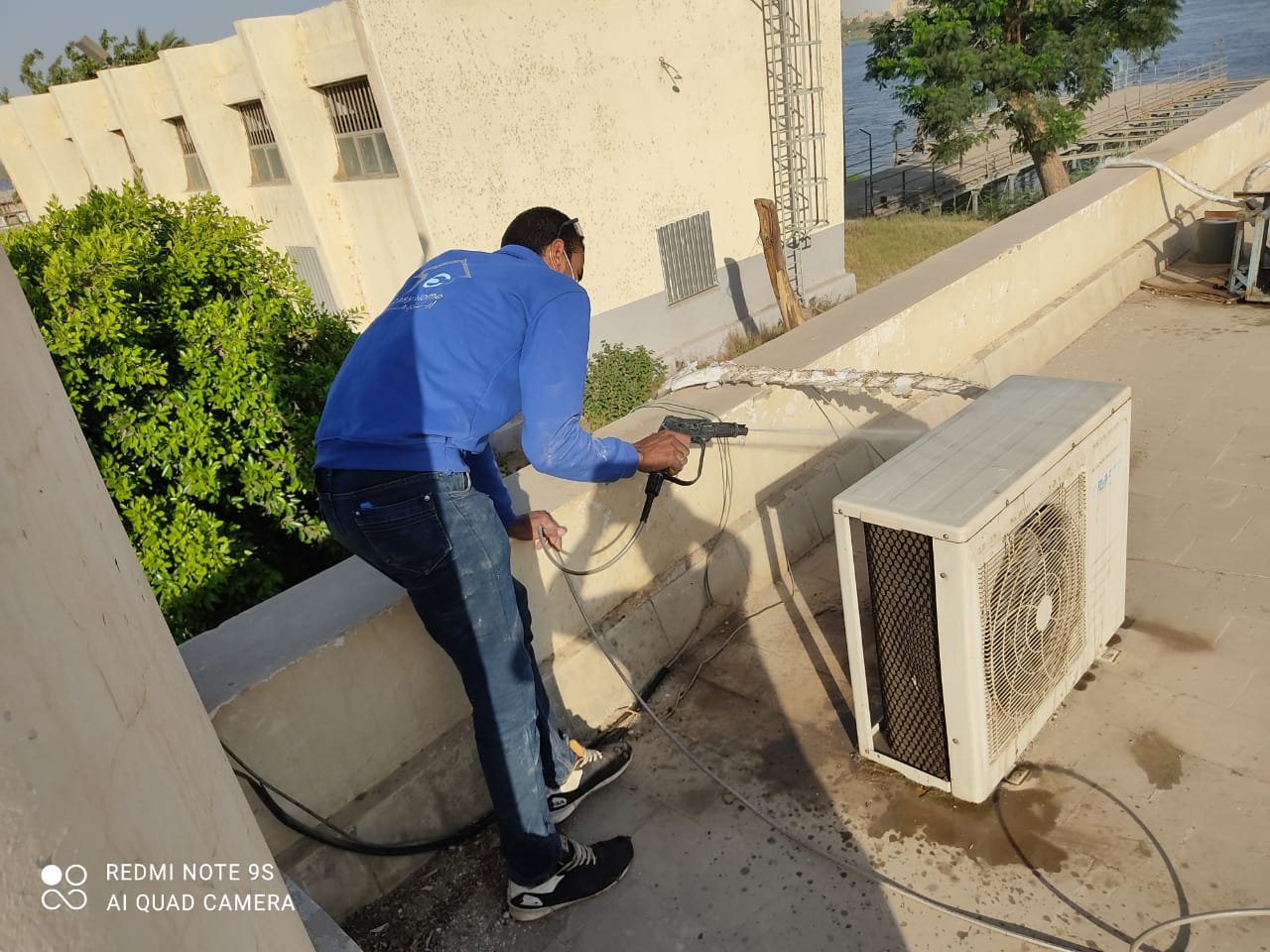 غسيل الوحدة الخارجية لمكيف سبليت بماء الضغط