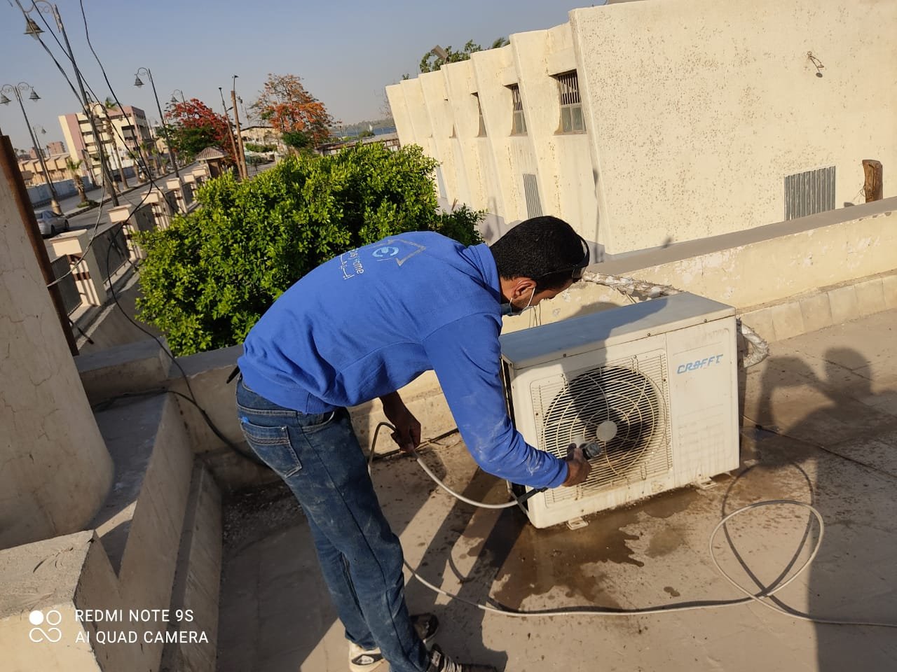 غسيل وتطهير مكيف دولابي كبير في صالة فيلا