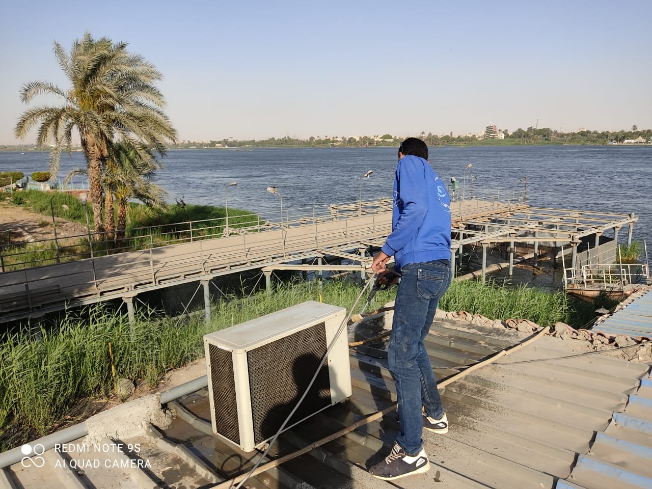 فك وغسيل أجزاء المكيف الداخلية وتطهير الفطريات